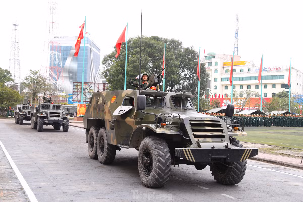 Đoàn xe thiết giáp bánh lốp của Đại đội Trinh sát cơ giới trực thuộc Phòng Tham mưu, Bộ Chỉ huy Quân sự tỉnh Nghệ An diễu hành qua lễ đài.