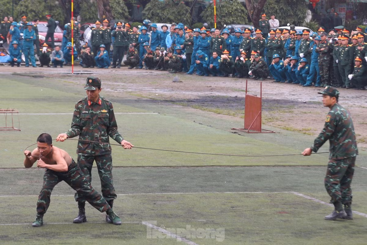 Trinh sát biên phòng tỉnh Nghệ An biểu diễn sức mạnh uốn cong thanh thép quấn nhiều vòng trên cổ.