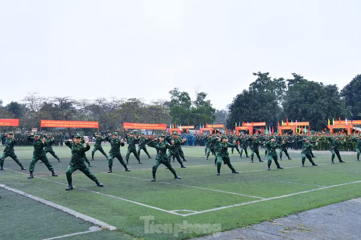 Trong buổi lễ ra quân, lực lượng vũ trang tỉnh Nghệ An đã biểu diễn nhiều bài võ thuật đẹp mắt. Trong ảnh là trinh sát biên phòng các bài võ với dao găm.