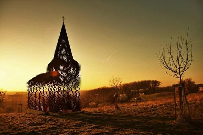 Lấy cảm hứng từ các nhà thờ địa phương, nhà thờ cao hơn 9m này được xây dựng trở thành một công trình nghệ thuật công cộng nằm trên một con đường đi bộ địa phương.