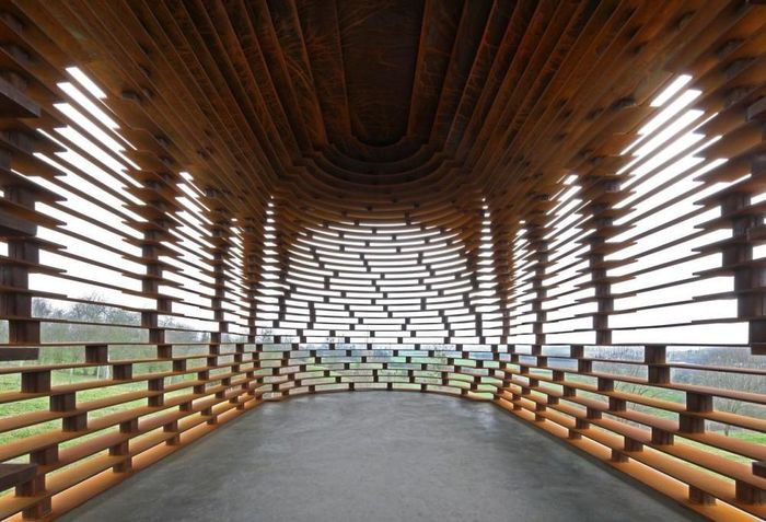 Nhờ vào sử dụng cách xếp chồng các tấm thép theo chiều ngang, công trình từ một nhà thờ truyền thống được biến chuyển thành tác phẩm nghệ thuật đặc biệt.