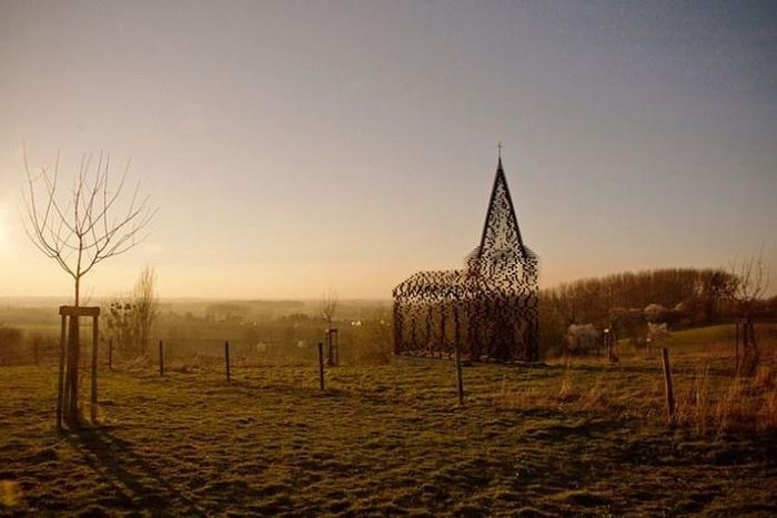 Người xem cảm thấy nhà thờ dường như đang biến mất trước mắt mình khi ánh sáng xuyên qua những tấm thép được chồng xếp lên nhau theo chiều ngang.