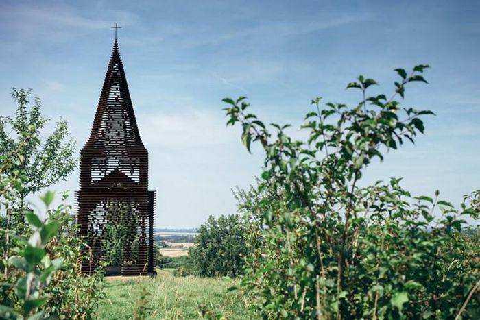 Công trình kiến trúc đặc biệt này được xây dựng năm 2011 tại thành phố Borgloon, tỉnh Limburg, Bỉ. Đây là một tác phẩm có sự kết hợp hài hòa giữa nghệ thuật và kiến trúc mà nếu nhìn từ góc đặc biệt, nhà thờ có thể "dần biến mất".