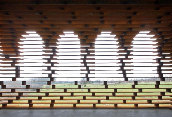 Cấu trúc đặc biệt của các bức tường sẽ đem lại cho người xem một trải nghiệm thú vị. Bên trong giống như các nhà thờ trong vùng, nhưng thông qua sự sắp xếp các miếng thép mà công trình truyền thống được chuyển hóa thành tác phẩm nghệ thuật độc đáo.