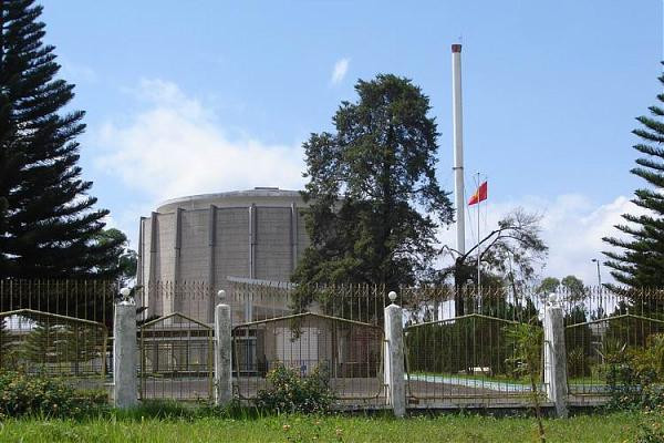 Vì sao lò phản ứng này lại hoạt động một cách bí mật? Để hiểu điều này, cần đặt sự việc vào bối cảnh cuộc chiến tranh Lạnh giữa hai khối Đông - Tây và cuộc cạnh tranh chiến lược Mỹ - Liên Xô đang diễn ra gay gắt ở Đông Nam Á, và cả hai bên đều có những bí mật công nghệ cần bảo vệ. Ảnh: Wikipedia.