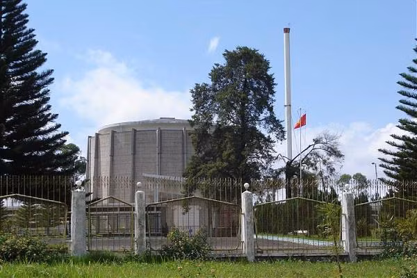 Vì sao lò phản ứng này lại hoạt động một cách bí mật? Để hiểu điều này, cần đặt sự việc vào bối cảnh cuộc chiến tranh Lạnh giữa hai khối Đông - Tây và cuộc cạnh tranh chiến lược Mỹ - Liên Xô đang diễn ra gay gắt ở Đông Nam Á, và cả hai bên đều có những bí mật công nghệ cần bảo vệ. Ảnh: Wikipedia.