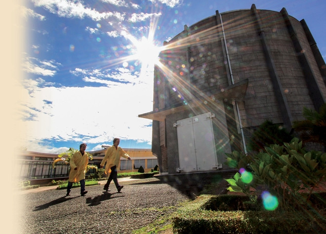 Sau hơn hai năm xây dựng, lò phản ứng hạt nhân Đà Lạt đã đạt trạng thái tới hạn vào ngày 26/2/1963 và chính thức đi vào vận hành vào ngày 3/3/1963 với một đội ngũ gồm 48 thành viên, trong đó có 15 nhà nghiên cứu và 9 nhân viên kỹ thuật. Ảnh: CAND.