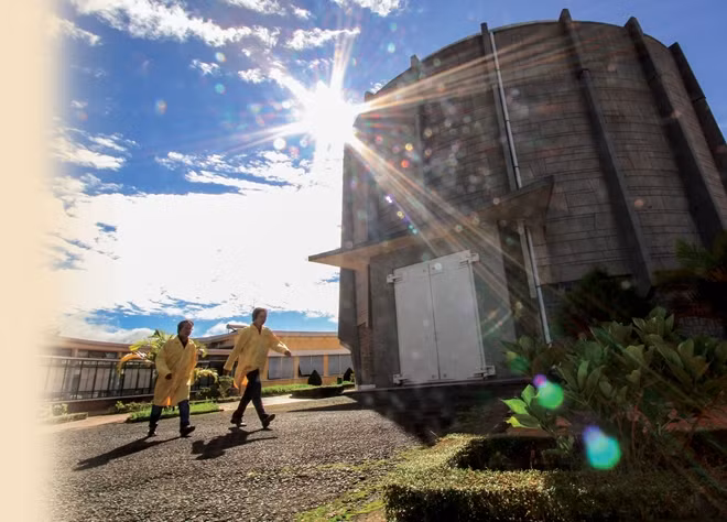 Sau hơn hai năm xây dựng, lò phản ứng hạt nhân Đà Lạt đã đạt trạng thái tới hạn vào ngày 26/2/1963 và chính thức đi vào vận hành vào ngày 3/3/1963 với một đội ngũ gồm 48 thành viên, trong đó có 15 nhà nghiên cứu và 9 nhân viên kỹ thuật. Ảnh: CAND.