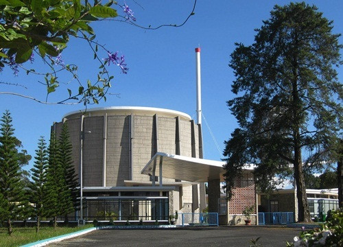 Mục tiêu đề ra của lò phản ứng là “sản xuất đồng vị và dược chất phóng xạ để nghiên cứu trong các lĩnh vực nông nghiệp, công nghiệp, y tế… cũng như thực hiện các nghiên cứu cơ bản về vật lý lò phản ứng và an toàn bức xạ”. Ảnh: Vietnamnet.