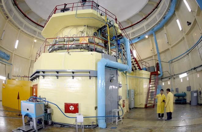 Đó là câu chuyện của nhiều năm sau. Với sự hỗ trợ của Liên Xô, các nhà khoa học Việt Nam đã chính thức tái vận hành lò phản ứng Đà Lạt và đưa nó trở thành một trong những lò phản ứng nghiên cứu hoạt động hiệu quả nhất. Ảnh: Tạp chí Tia Sáng. (Bài có sử dụng tư liệu của tác giả Anh Vũ, tạp chí Tia Sáng).