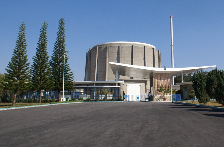 Bằng những thiết bị chuyên dụng cùng sự liều mạng trước nguy cơ phơi nhiễm rất cao, rốt cuộc các chuyên gia hạt nhân Mỹ đã hoàn tất nhiệm vụ vào rạng sáng ngày 31/3. Các thanh nhiên liệu được chuyển bí mật từ Việt Nam sang hạm đội Mỹ ở Philippines và sau 2 tháng mới về đến Mỹ. Ảnh: Báo Gia Lai Điện tử.