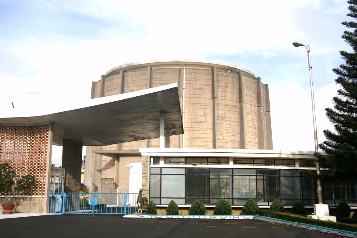 Mặc dù sẵn sàng thực hiện mệnh lệnh nhưng khi đến Đại sứ quán Mỹ ở Sài Gòn và thấy cảnh hỗn loạn ở thành phố này, các chuyên gia Mỹ mới nhận thấy đây là nhiệm vụ khó thực hiện như thế nào. Ảnh: EVN.