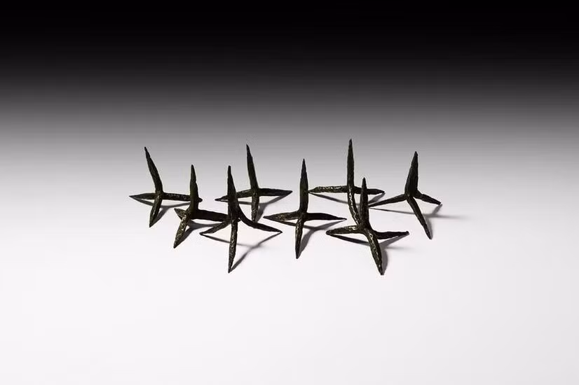 Vũ khí đơn giản nhất để vô hiệu hóa ngựa chiến là những chiếc chông sắt 4 cạnh. Chỉ cần bị một mũi chông cắm vào phần thịt ở bàn chân, chú ngựa sẽ bị loại khỏi vòng chiến. Một bãi chông lớn trên trận địa sẽ là thách thức với những đội kỵ binh dày dặn kinh nghiệm nhất.