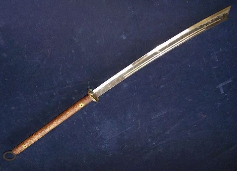 "Trảm mã đao" là loại vũ khí chuyên dùng để chặt chân ngựa chiến của người Trung Quốc. Đây là loại đao có chuôi và lưỡi dài hơn bình thường, giúp người dùng có thể lấy đà chém với một lực mạnh hơn, dù tốc độ chậm hơn đao thường.