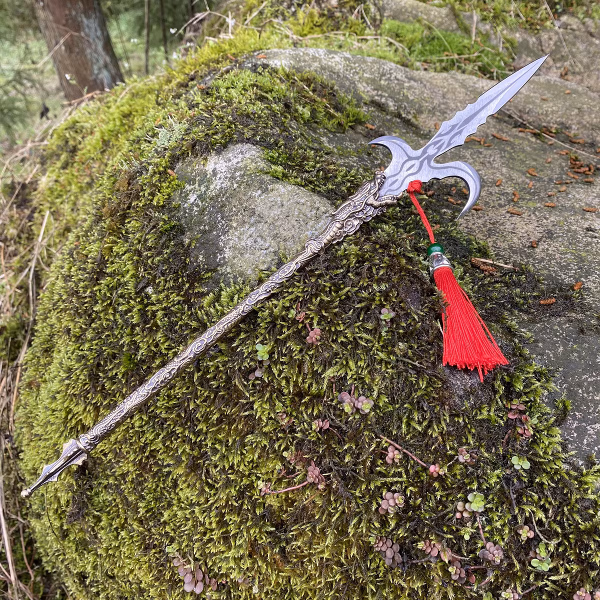 Giáo dài có móc cũng là một nỗi khiếp đảm của các kỵ binh. Không chỉ dùng để đâm, loại vũ khí này còn được dùng để móc vào chân ngựa hoặc kéo ngã người cưỡi ngựa, đặc biệt là khi di chuyển với tốc độ cao.