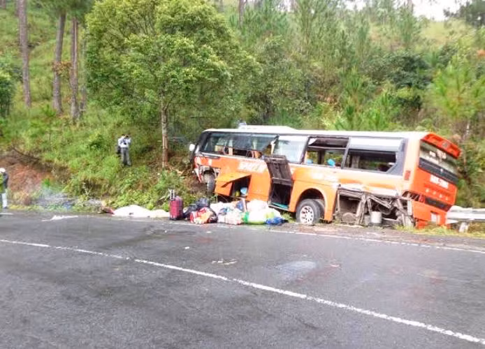 Tài xế Long đã cố ôm tay lái để chiếc xe không lao xuống vực và tông vào vách núi khiến anh, phụ xe và một hành khách chết tại chỗ.