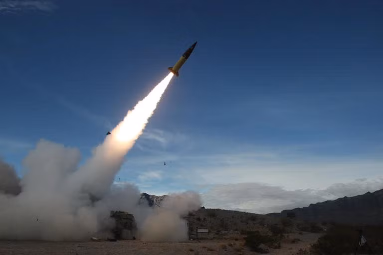 “Xe rao” cho Ukraine su dung ATACMS, My thach thuc Nga?