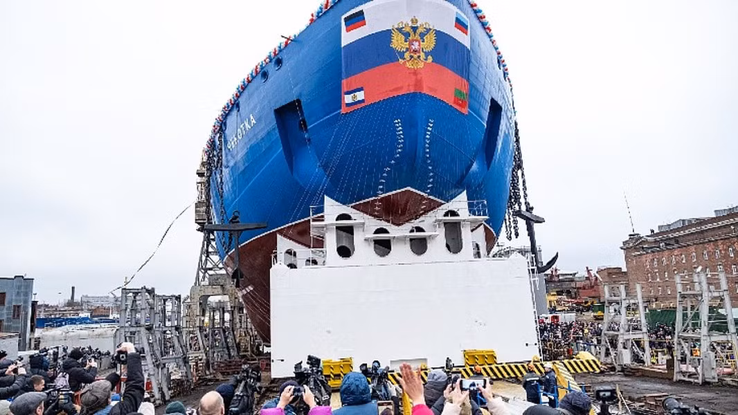 "Việc tạo ra những con tàu hiện đại, mạnh mẽ như vậy là minh chứng cho tiềm năng công nghiệp, khoa học, nhân lực và công nghệ của Nga. Đây chính là cách toàn bộ nền kinh tế phát triển trên cơ sở công nghệ và giải pháp khoa học đột phá của riêng mình", ông Putin lưu ý. Theo Reporter.