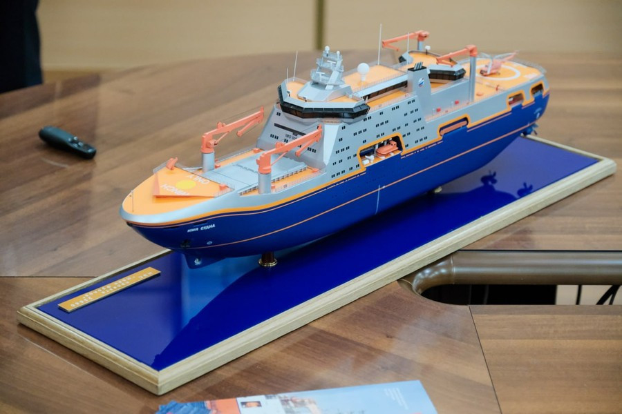 Tổng thống Nga nói thêm, các tàu phá băng hạt nhân mới nhất sẽ đảm bảo sự phát triển mạnh mẽ của các vùng lãnh thổ Bắc Cực, cũng như sự tăng trưởng của dòng chảy thương mại dọc theo Tuyến đường biển phía Bắc. Theo Reporter.