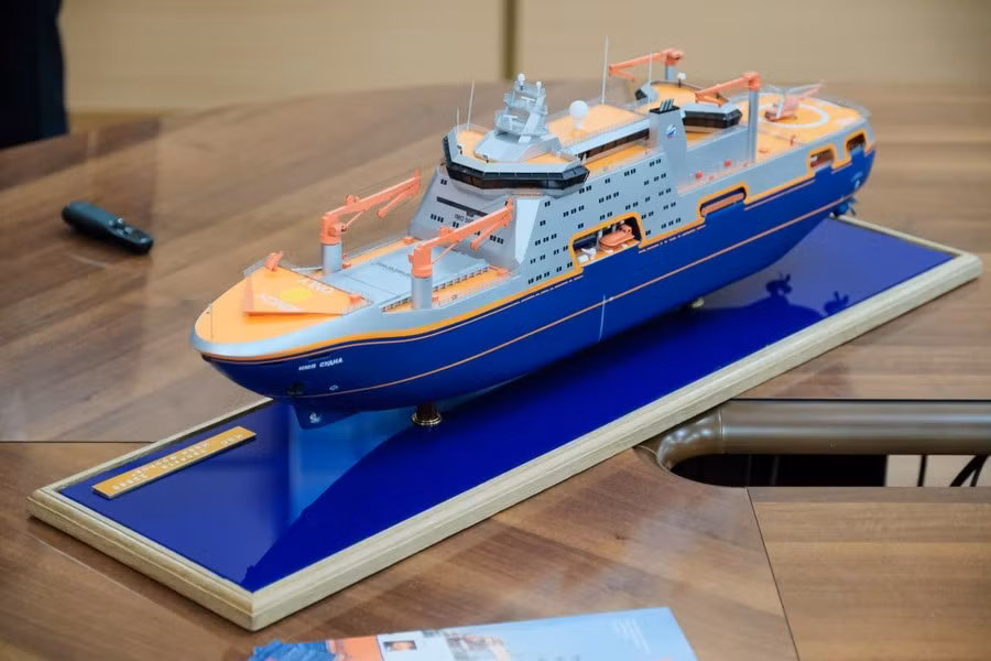 Tổng thống Nga nói thêm, các tàu phá băng hạt nhân mới nhất sẽ đảm bảo sự phát triển mạnh mẽ của các vùng lãnh thổ Bắc Cực, cũng như sự tăng trưởng của dòng chảy thương mại dọc theo Tuyến đường biển phía Bắc. Theo Reporter.