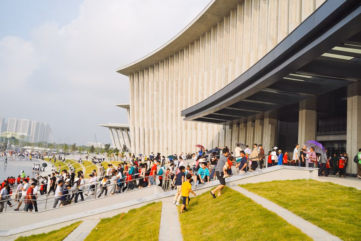 Bảo tàng Lịch sử Quân sự Việt Nam hiện đang mở cửa miễn phí cho du khách từ nay cho đến hết ngày 31/12. Người dân có thể đến vào các ngày trong tuần (trừ thứ 2 và thứ 6), thời gian tham quan từ 8h-11h30 và 13h-16h30.