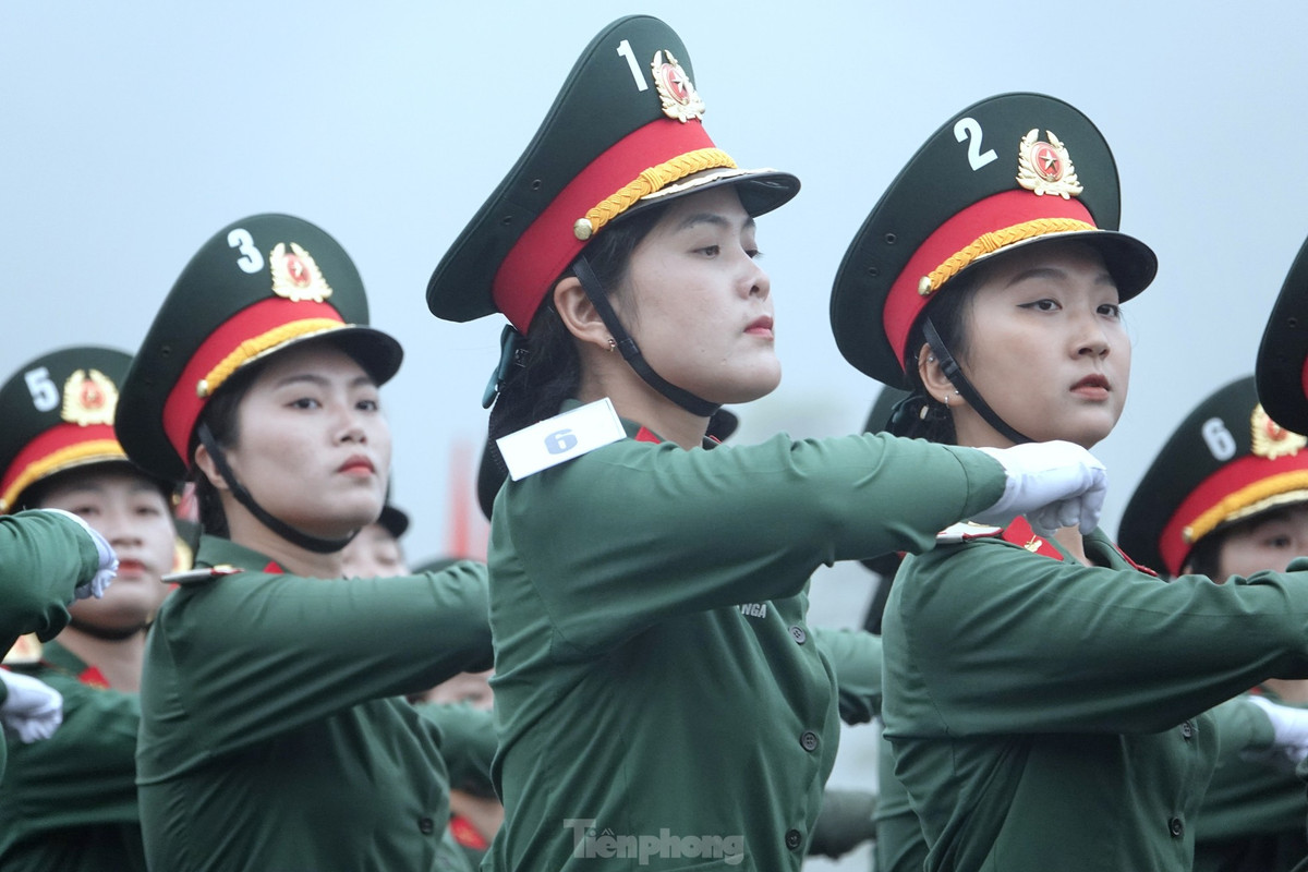 Thành viên Khối nữ sĩ quan Quân y với động tác điều lệnh mạnh mẽ, dứt khoát.