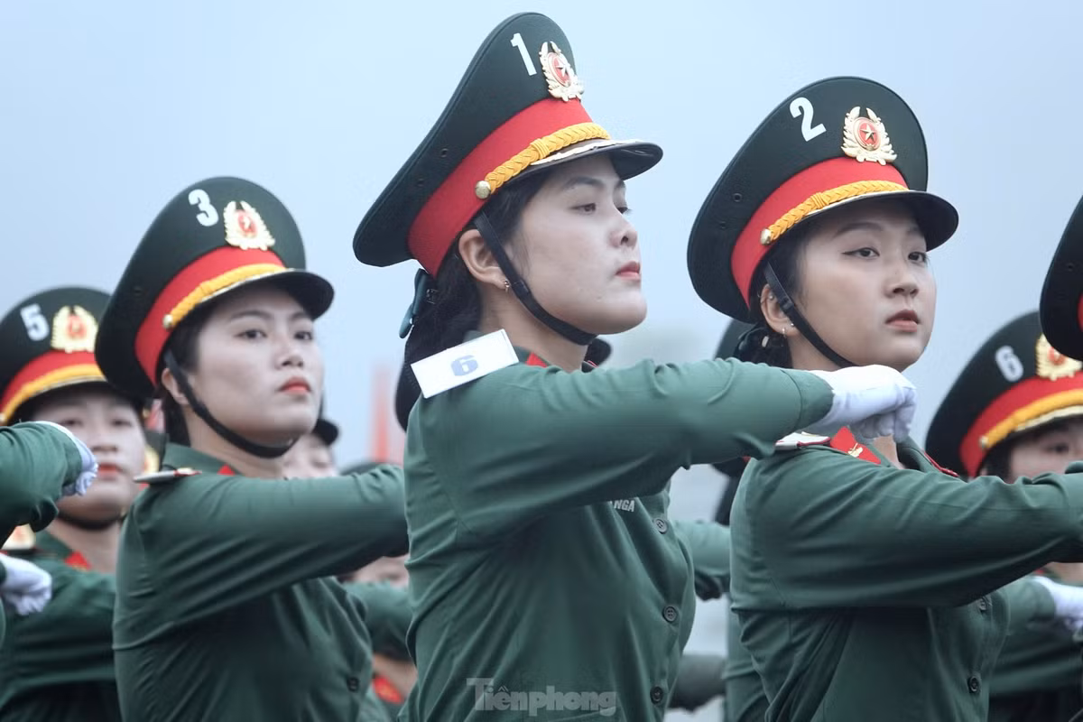 Thành viên Khối nữ sĩ quan Quân y với động tác điều lệnh mạnh mẽ, dứt khoát.