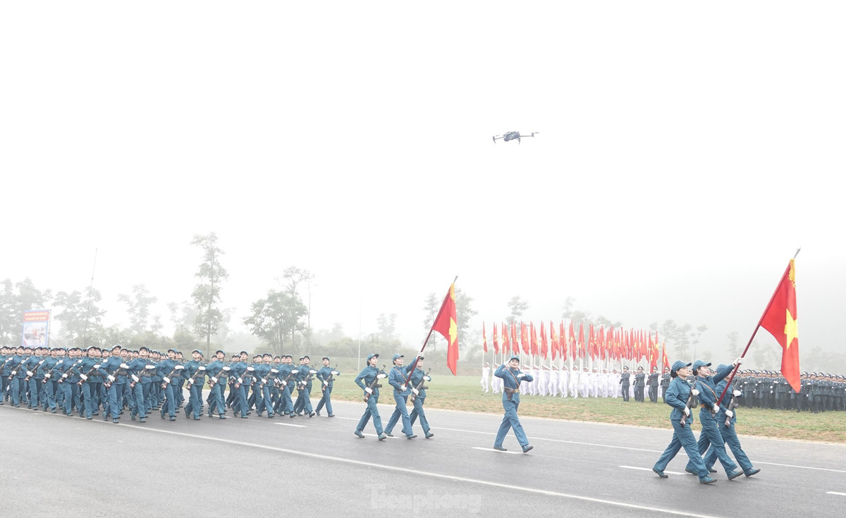 Khối nữ dân quân miền Bắc luyện tập cùng các đơn vị bạn ở TB4.