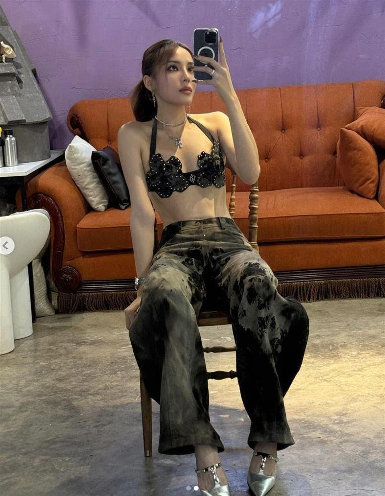 Kỳ Duyên mê áo nội y hình bông hoa, khoe trọn đường cong - Hình 2 Ky Duyen me ao noi y hinh bong hoa, khoe tron duong cong-Hinh-2