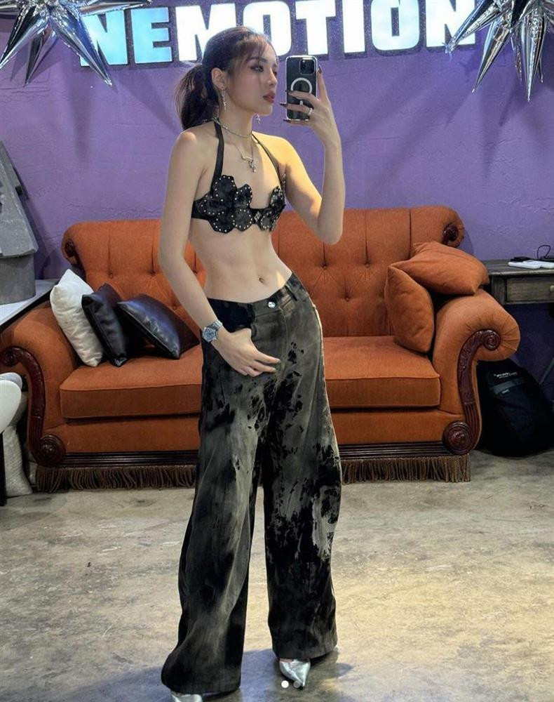 Kỳ Duyên mê áo nội y hình bông hoa, khoe trọn đường cong Ky Duyen me ao noi y hinh bong hoa, khoe tron duong cong