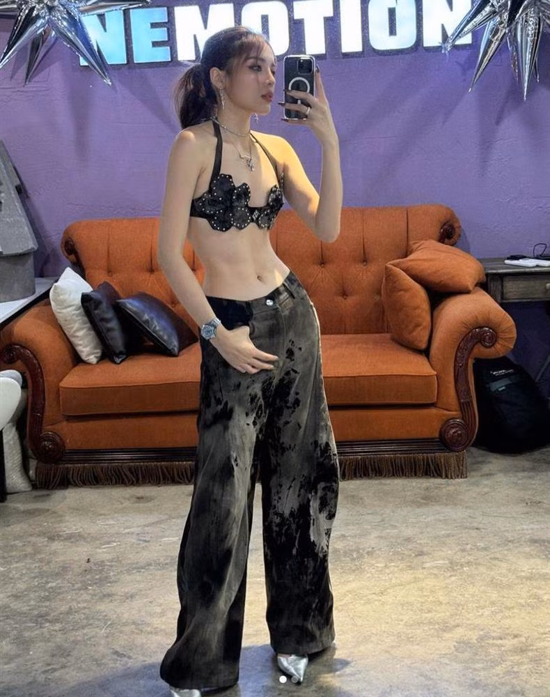 Ky Duyen me ao noi y hinh bong hoa, khoe tron duong cong