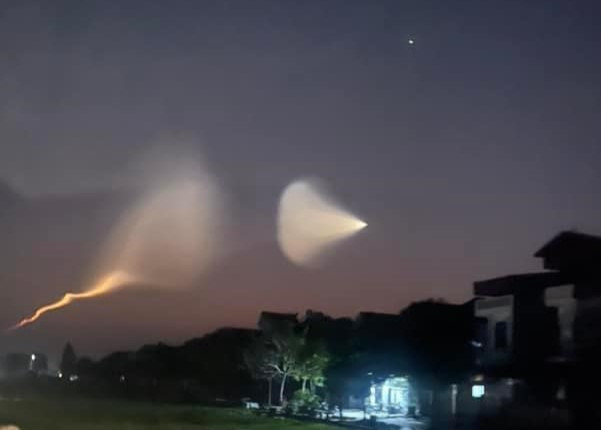 Vet sang la hinh 'con sua' xuat hien tren bau troi gay xon xao-Hinh-2