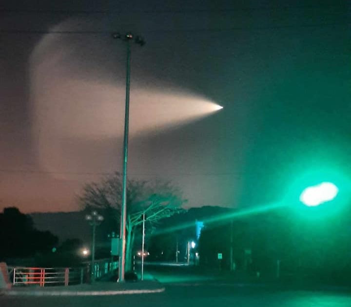 Vet sang la hinh 'con sua' xuat hien tren bau troi gay xon xao