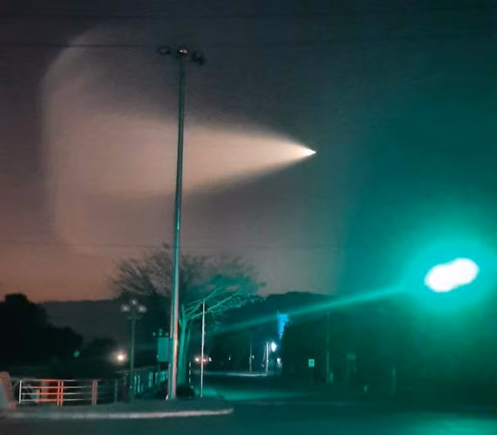 Vet sang la hinh 'con sua' xuat hien tren bau troi gay xon xao