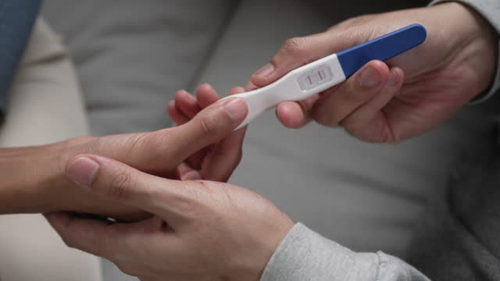 Vui mung thong bao co thai, toi ngo nguoi truoc de nghi cua ban trai