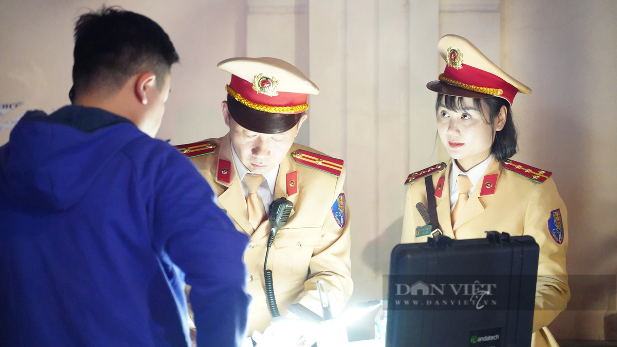 Nữ đại úy Nguyễn Thị Liên Giang chia sẻ khi CSGT triển khai chuyên đề về nồng độ cồn không chỉ xử phạt mà còn tuyên truyền, nhắc nhở các tài xế không lái xe khi đã uống rượu bia. Đặc biệt, trong dịp cao điểm sắp tới, lực lượng chức năng sẽ tăng cường tuần tra, xử lý nghiêm các trường hợp vi phạm. Với những tài xế đã có nồng độ cồn, có những tài xế dễ mất bình tĩnh nên lực lượng chức năng cũng phải hết sức khéo léo. 