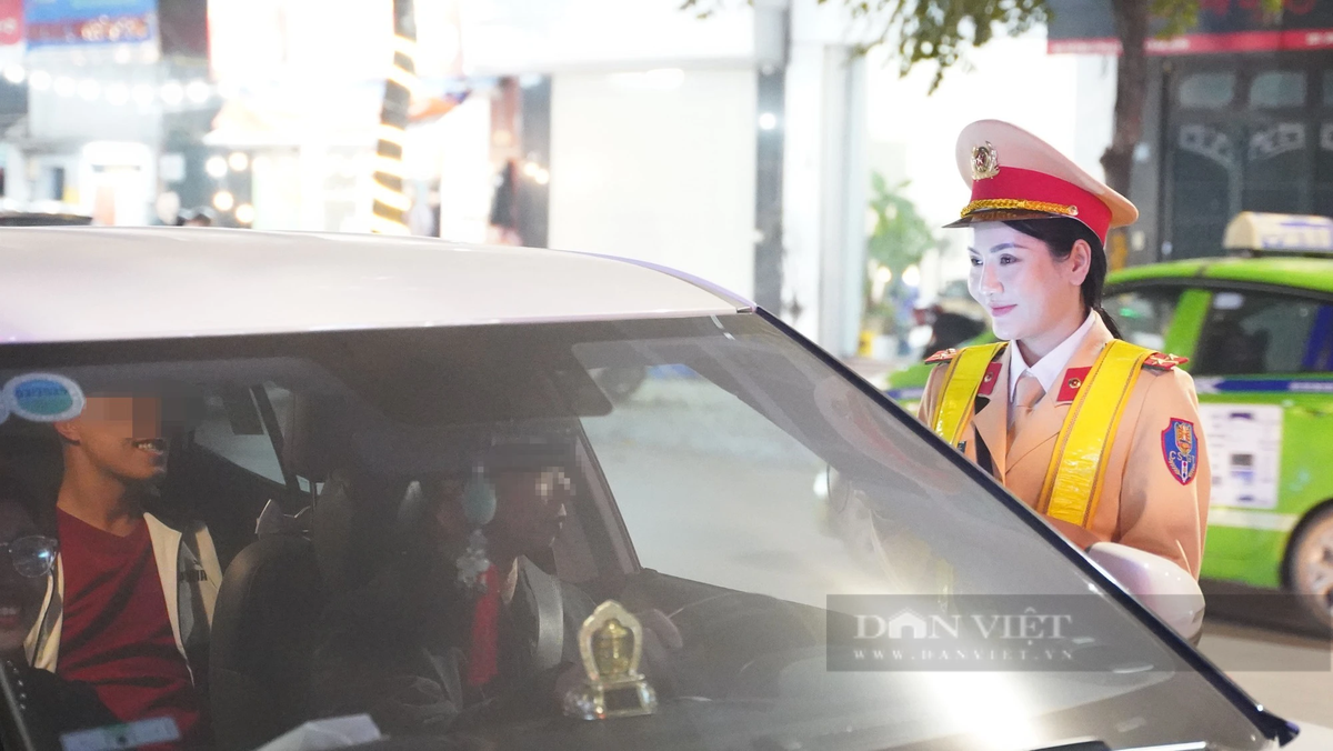 Điều đặc biệt là trong tổ công tác có 4 nữ CSGT của quận Thanh Xuân. Những bóng hồng sẽ có nhiệm vụ ra tín hiệu dừng phương tiện, trực tiếp sử dụng thiết bị kiểm tra nồng độ cồn, lập biên bản tài xế vi phạm...Chia sẻ với PV Dân Việt, đại úy Lê Thị Mai Ly (cán bộ Đội CSGT-TT Công an quận Thanh Xuân, trong ảnh) cho biết: "Nữ CSGT vất vả hơn các đồng chí nam nên trước khi đi tuần tra đột xuất hay làm nhiệm vụ đặc biệt, chúng tôi phải thu xếp công việc gia đình, gửi con cái nhờ ông bà nội ngoại chăm sóc". 