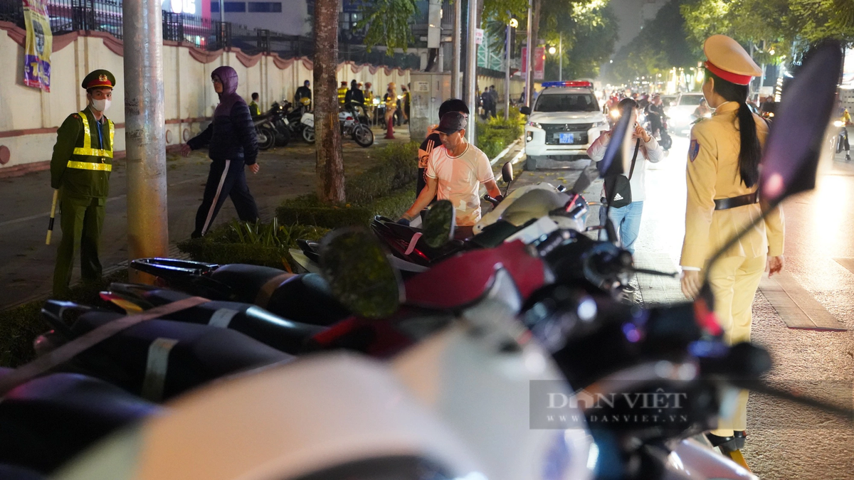 Kết thúc ca công tác khi đồng hồ điểm hơn 23h, Tổ công tác đặc biệt đã lập biên bản xử lý 20 tài xế vi phạm lỗi về nồng độ cồn. Cảnh sát đã niêm phong, tạm giữ 20 phương tiện xe máy liên quan. Công an quận Thanh Xuân nhấn mạnh kế hoạch kiểm tra, xử lý vi phạm đảo bảo trật tự ATGT, nồng độ cồn và trật tự đô thị sẽ được đơn vị duy trì, tăng cường trong dịp cao điểm cuối năm.