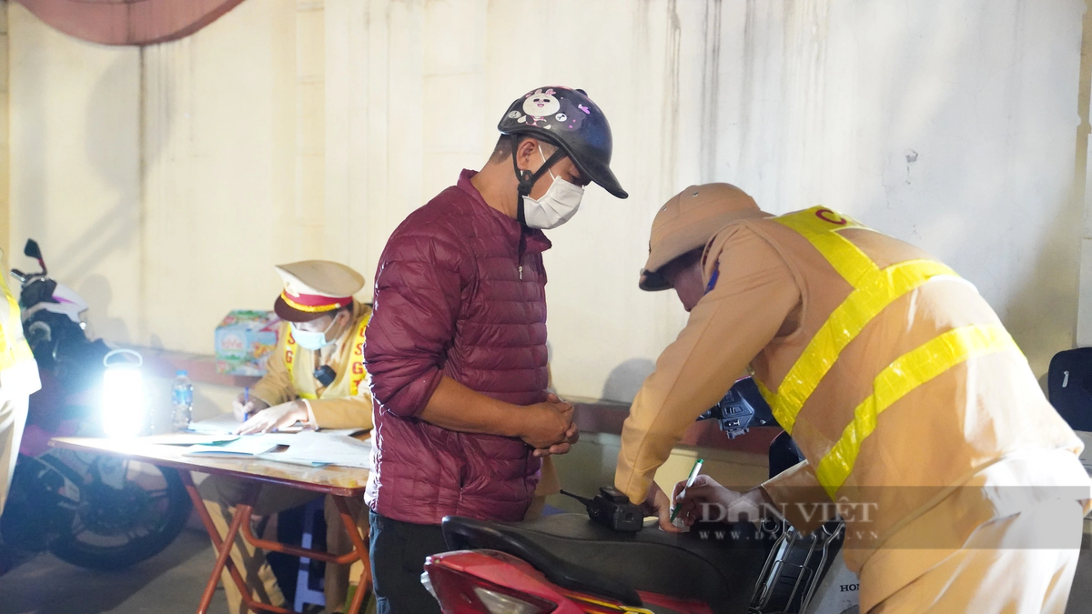 Ghi nhận trong đêm 29/12 của PV Báo Dân Việt, Tổ công tác đặc biệt đã phải đối mặt với nhiều tình huống bất ngờ, dở khóc dở cười khi gặp tài xế "ma men". Anh T.T.V. (SN 1977, ở quận Hoàng Mai, Hà Nội, người trong ảnh), khi bị CSGT phát hiện vi phạm nồng độ cồn, anh ta phân trần: "Tôi đi mua mấy viên thuốc cho người nhà, trên đường tạt vào uống chỉ... vài cốc bia thôi". 