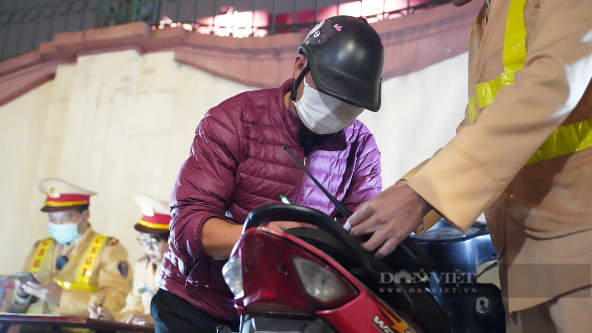 Tuy nhiên, kết quả đo xác định anh V. có nồng độ cồn ở mức kịch khung với 0,910 mg/L khí thở, gấp gần 2,3 lần mức vi phạm cao nhất được quy định tại Nghị định 100/NĐ-CP. Đây cũng là trường hợp có nồng độ cồn ở mức cao nhất mà CSGT ghi nhận trong hơn ba giờ làm việc tại đường Lê Trọng Tấn, phường Khương Mai. 