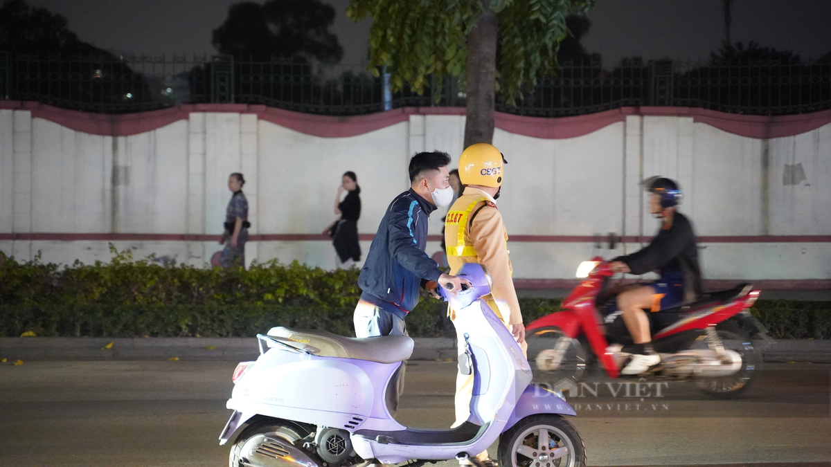Thượng tá Đinh Trung Dũng (Đội trưởng Đội CSGT-TT Công an quận Thanh Xuân) chia sẻ thực hiện chỉ đạo của lãnh đạo công an TP và công an quận, đơn vị điều lực lượng đặc biệt tuần tra, kiểm soát và xử lý vi phạm nồng độ cồn trên các tuyến trọng điểm. "Mục tiêu nhằm kiềm chế và giảm thiểu tai nạn giao thông trên cả ba tiêu chí, dù ngày nghỉ nhưng các lực lượng vẫn tăng cường làm việc cả ban đêm để đảm bảo an toàn cho người dân", Thượng tá Đinh Trung Dũng cho hay. 