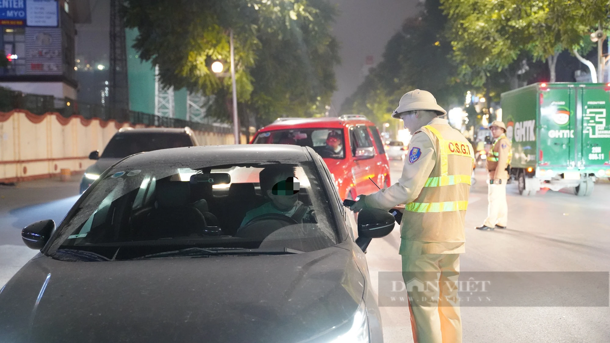 Tổ công tác đặc biệt gồm 30 cảnh sát thuộc các lực lượng. Trong đêm, lực lượng chức năng đã kiểm tra hàng trăm phương tiện ô tô và xe máy, đảm bảo trật tự an toàn giao thông xuyên suốt dịp nghỉ lễ. 