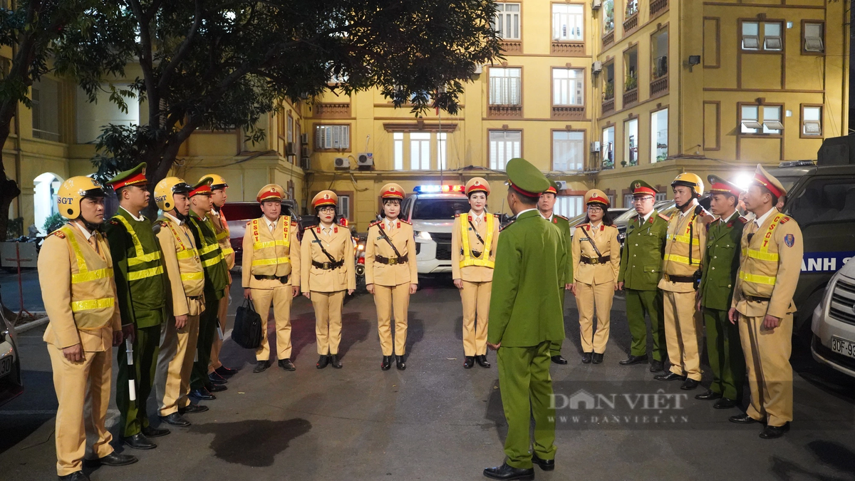 Tối 29/12, Tổ công tác đặc biệt của Đội Cảnh sát giao thông (CSGT) - Trật tự Công an quận Thanh Xuân phối hợp với Phòng CSGT Công an Hà Nội và Trung đoàn Cảnh sát cơ động triển khai lực lượng ra quân lập chốt kiểm tra, xử lý vi phạm nồng độ cồn trong đêm dịp cuối năm. Đây là kế hoạch cao điểm trấn áp tội phạm, bảo đảm trật tự an toàn giao thông dịp Tết Dương lịch, Tết Nguyên đán. 