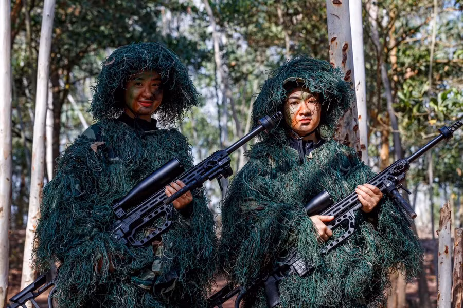  Bình thường họ là những "bóng hồng" quen với những công việc nhẹ nhàng nhưng khi ra thao trường, sự mềm yếu nhường chỗ cho sự tinh nhanh, dũng cảm, can trường.