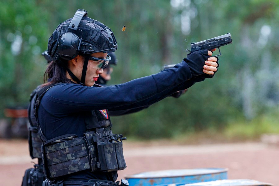Lực lượng này còn có cả các chiến sĩ nữ.
