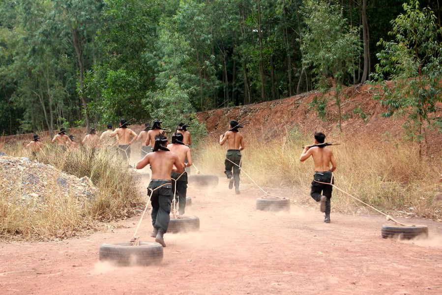 Việc rèn luyện thể lực thường xuyên sẽ giúp các chiến sĩ dẻo dai hơn để áp dụng trong thực tế.