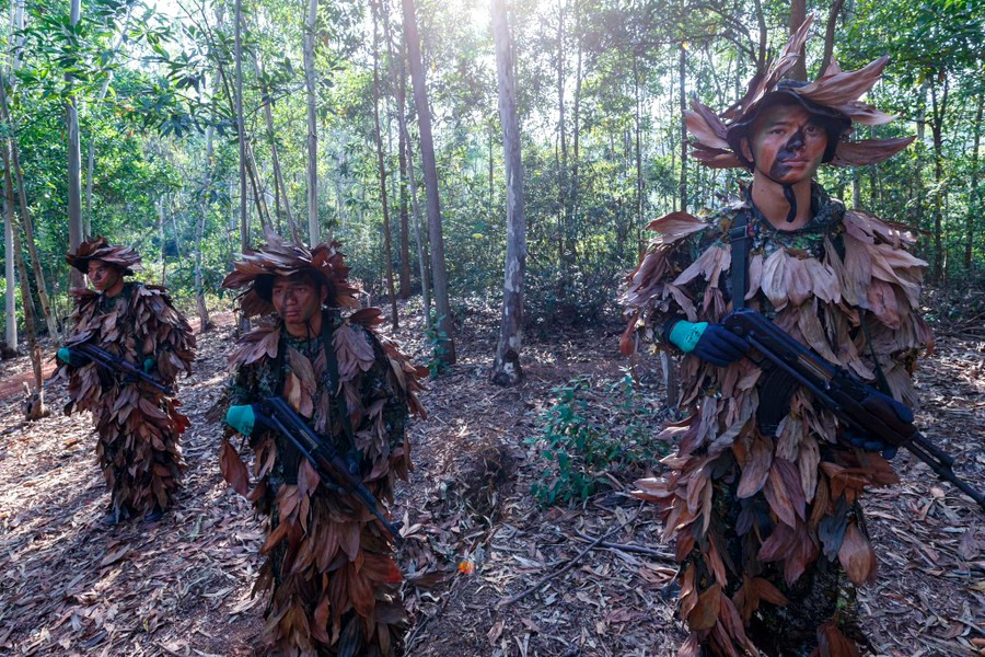 Các chiến sĩ còn được học kỹ năng hóa trang bằng lá cây, cỏ, bùn đất để có thể ẩn mình trong địa hình rừng rậm. Hóa trang là kỹ năng quan trọng của lực lượng Cảnh sát cơ động chống khủng bố nhằm tạo các bất ngờ khi tiếp cận khu vực ổ nhóm tội phạm, đón lõng tội phạm.