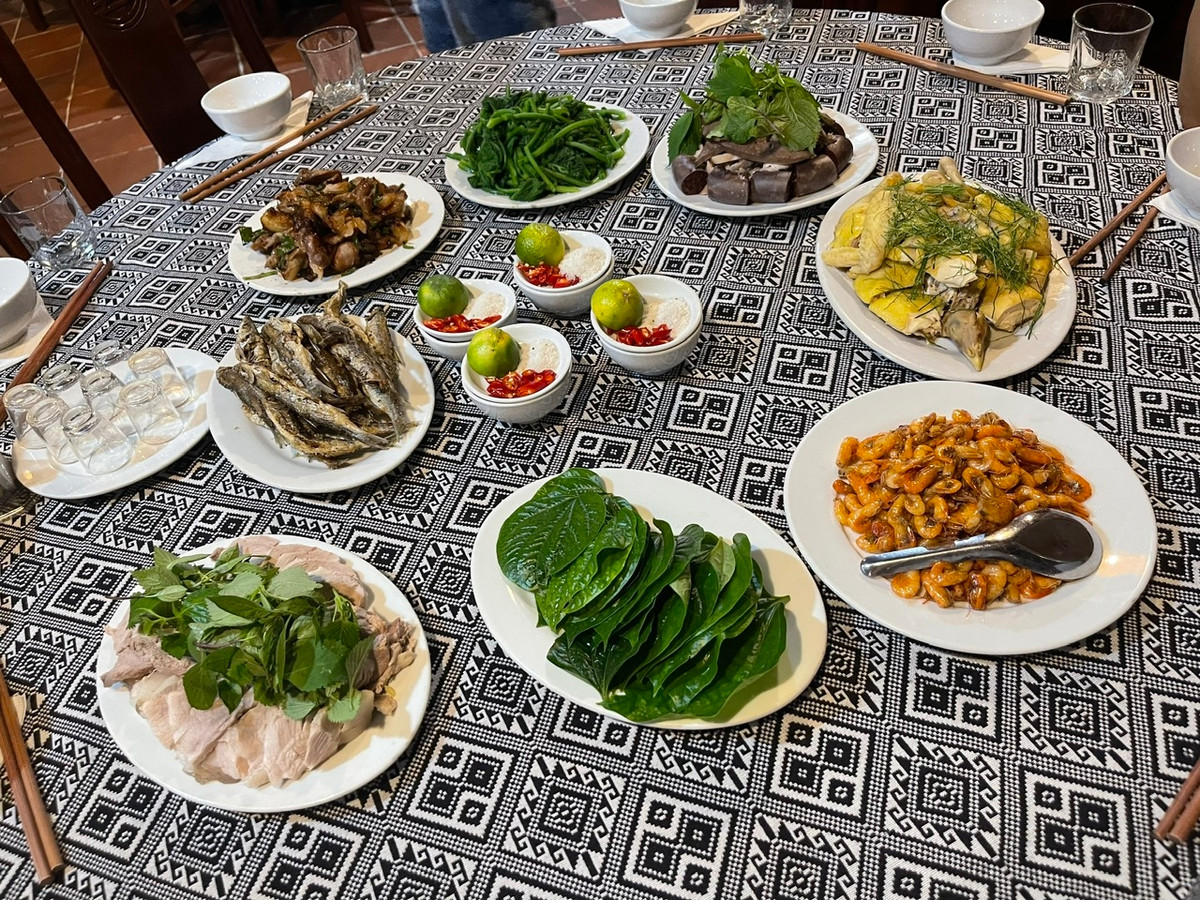 Du khach kham pha, trai nghiem ve dep cua ho Ba Be-Hinh-2