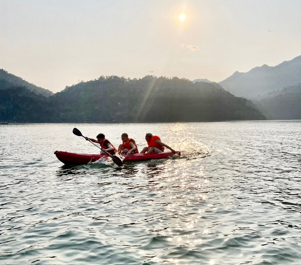 Du khach kham pha, trai nghiem ve dep cua ho Ba Be