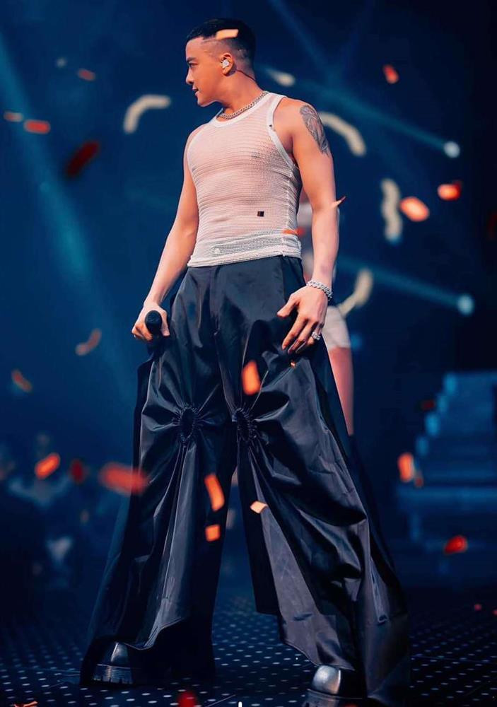 Cao Thái Sơn ở ngưỡng U40: Thích mặc áo mỏng khoe body - Hình 2 Cao Thai Son o nguong U40: Thich mac ao mong khoe body-Hinh-2